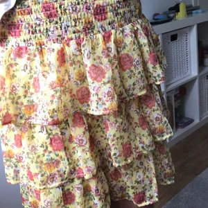 Lindex - Säljer den här jätte fina tjolen till sommaren!! Så söt! Jag har inte användning till den för att den är lite för stor för mig :) köparen står för frakt