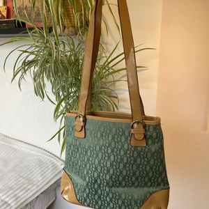 Väska - Cool väska från okänt märke. Superbra skick och har några mindre fack inuti. Perfekt mellanstorlek! 