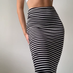 Randig tight midikjol  - En randig tight midikjol från hm. Den går precis ovanför knäna på mig som är 170 och sitter som en smäck överallt. Strl XS men i stretchiga material. FRAKT tillkommer från 66kr. 