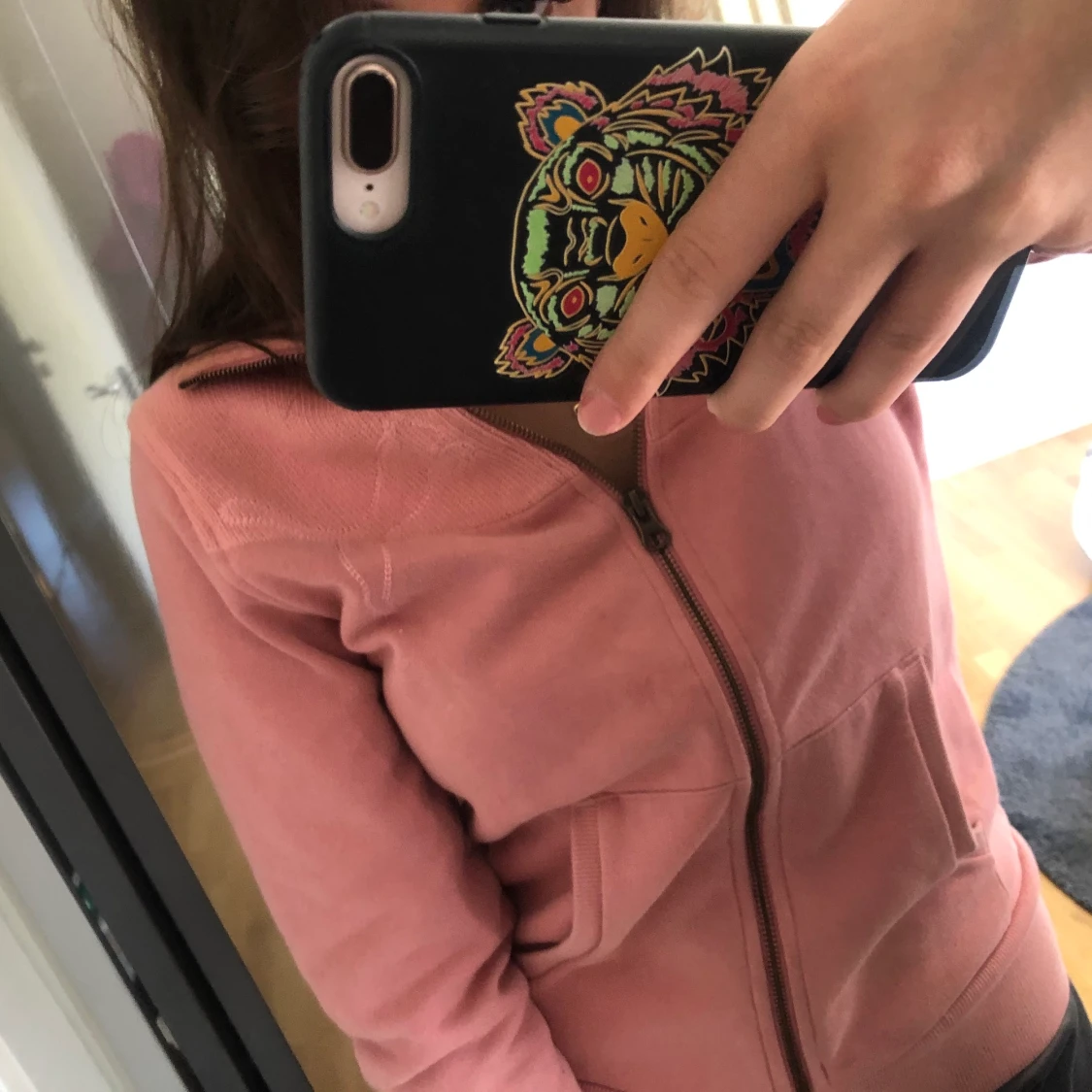 En puma kofta med en tryck på ryggen  - 90