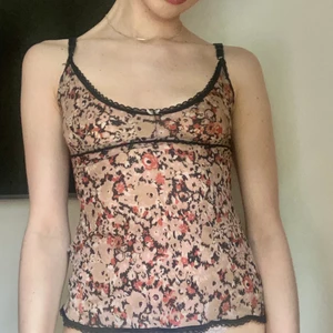 Blommigt Linne  - Skitfint blommigt linne i mesh material med svarta spetskanter. Köpte det här på plick men det kommer aldrig till användning vilket är synd:-( frakt blir 24 kr🥰