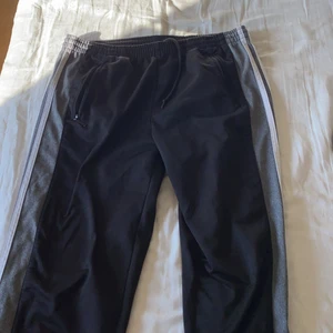 Adidas popper pants  - Säljer mina retro Adidasbyxor nu!