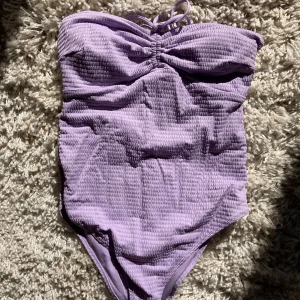 HELT ny SNYGG baddräkt från HM LILA - Aldrig använd strapless baddräkt från H&M. Beställde online och för liten för mig. Super fin och ljuslila. 
