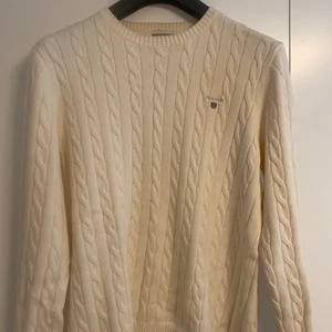 Stickad vit Gant - 100% bomull. Finns i fler färger, bättre pris vid köp av flera.