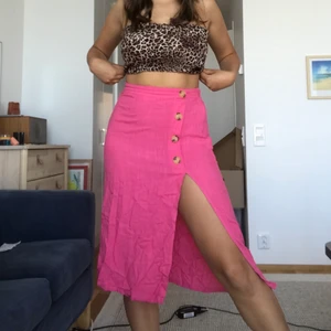 söt rosa kjol med slits - Säljer denna söta kjolen från bershka. Inte alls använd så väldigt bra skick. Storlek S