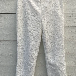 Vit spetsbyxa  - Jättefina vita byxor med spets av Lauren Ralph Lauren