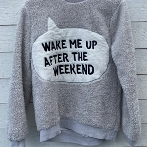 Grå myströja  - Snygg och mysig tjocktröjan med roligt meddelande från Gina Tricot