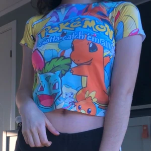 Pokémon baby tee  - köpt här på plick men knappt använd. det är egentligen en barntröja men passar XS! 40 kr + frakt 