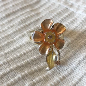 Gul ring - Jättefin och somrig ring med en gul blomma! Nickelfri och reglerbar! 10kr || Du som köpare står för frakten på 12kr 