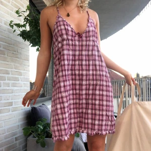 Klänning  - Supersöt klänning från twilfit!💗💗 skulle säga att den är s-m. Fraktar för 33kr eller möts upp i Stockholm:) ingen budgivning utan först till kvarn!