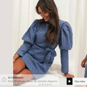 Klänning - Säljer denna superfina klänning från NAKD! Den kommer tyvärr inte till användning, endast använd 1 gång, så den är som ny! Nypris: 599 kr jag säljer för 250 kr! Perfekt för midsommar eller skolavslutning till exempel! 😍🤗 Den har puffärmar och ett snöre i midjan som man kan knyta eller välja att ta av! Skriv privat för fler bilder!