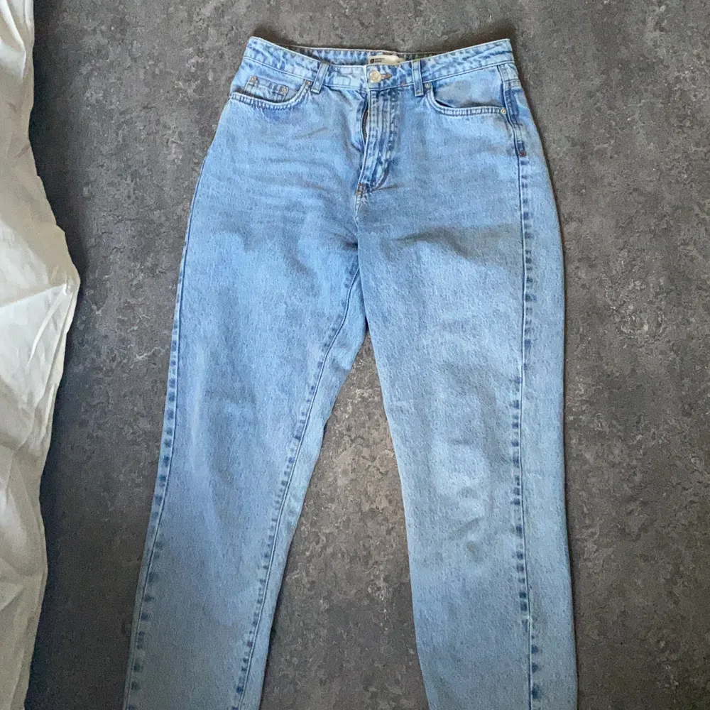 Dåliga bilder men superfina mom jeans perfekta till sommaren. Endast andvänt ett par ggr, som nya basically. Vill bli av m så snabbt som möjligt drf billigt pris. Jeans & Byxor.