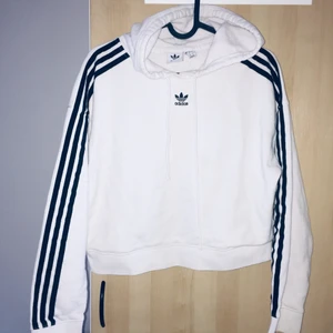 Vit adidas hoodie  - Jättefin vit adidas hoodie i storlek S. Med luva. Frakt 49kr finns i skutskär