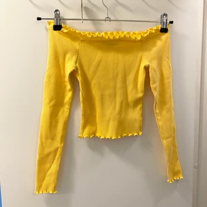 Gul topp - JÄTTEFIN topp från Ginatricot! Endast använd 1 gång✨ Köparen står för frakt 💫