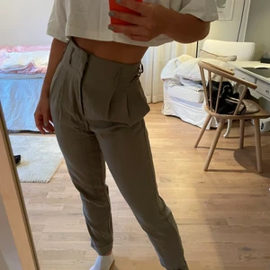 Coola gröna byxor  - Unika gröna byxor från ginatricot som nästan aldrig blivit använda, stl 34. 