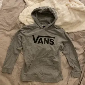 Säljer denna VANS hoodie som bara är använd ett par gånger, alltså i bra skick. Hoodien är i storlek XL men sitter bra oversized på mig som normalt sett har storlek XS-S. Skriv privat för mer bilder och mer info☺️ Pris + Frakt