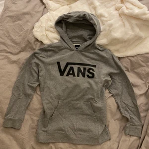 Vans Hoodie - Säljer denna VANS hoodie som bara är använd ett par gånger, alltså i bra skick. Hoodien är i storlek XL men sitter bra oversized på mig som normalt sett har storlek XS-S. Skriv privat för mer bilder och mer info☺️ Pris + Frakt