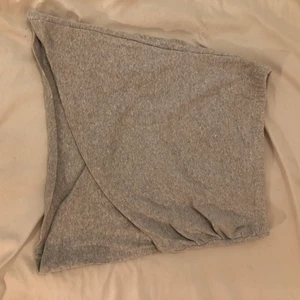 Kjol - Möts upp på Södermalm eller fraktar men då står köparen för frakten!