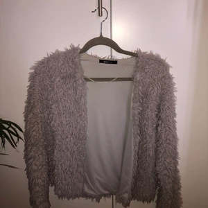 Mysig grå tröja  - Alla plagg jag säljer är i fint skick. Tvättludd kan förekomma. Har du frågor om plagget? Skicka ett meddelande!