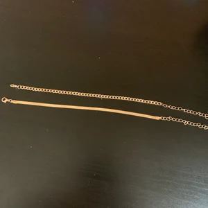 Guld fotlänk 14k pläterad - Två gludpläterade 14k fotlänkar, funkar lika bra att ha som dubbelt armband. Fick de i present men använder inte guld o säljer därför. De är 27 cm långa. Säljer båda för 300 inkl frakt eller en för 200 inkl frakt. Pris går alltid att diskutera 