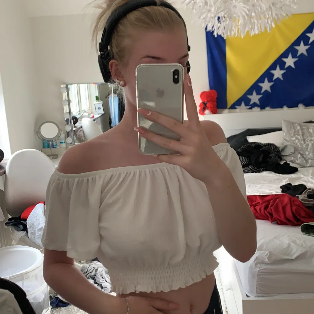 Vit off-shoulder tröja från gina. Kontakta mig vid frågor eller funderingar 🤍. Toppar.