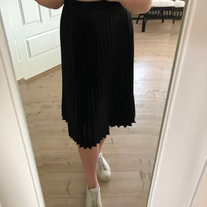 Plisserad kjol hm - Helt vanlig svart plisserad kjol som man kan använda till allt! Den är från Hm och är i strl 36 men väldigt stretchig i midjan så skulle säga att den passar större storlekar också. Spårbarfrakt 66kr💛