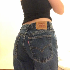 Levi’s jeans - Levi’s jeans, modell : 517 boot cut slim fit , (waist 30) Dom här jeansen har jag knappt använt och dom är i ett bra skick. Jag väljer att sälja dom då dom sitter pösigt i min midja. Jag är 162 cm och det är bra längd på jeansen. Utgångspris: 450 + frakt, men priset kan även diskuteras. Kan mötas i Stockholm, och även frakta paketet