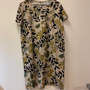 Mönstrad sommarklänning  - Säljer en supersöt sommarklänning i linne-liknande material då den tyvärr är för stor för mig. Skulle säga att storleken motsvarar en M. Frakt tillkommer. Skicka meddelande om du har frågor eller vill ha fler bilder 🥰 