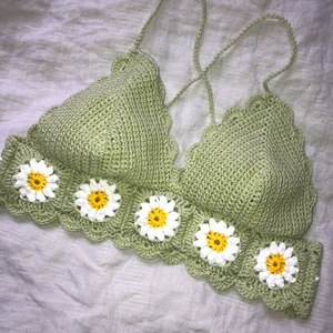 Virkad topp - Handvirkade topp med ljusterbart knyte i ryggen. Jag virkar efter beställning, dina mått och önskemål när det kommer till färg och utseende. Kolla mina andra annonser för mer info. Toppen på bilden är alltså redan såld. 