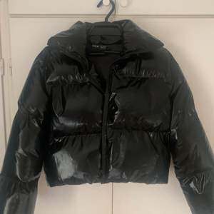 Säljer denna svarta glansiga puffer jacket från shein. Använd två gånger men säljer pågrund av att de inte kommer till användning. Jackan är rätt så tjock men går bra till både höst, vinter och tidig vår 😊 väldigt bra skick och bra kvalite. ( jackan är även lite kortare i modellen )