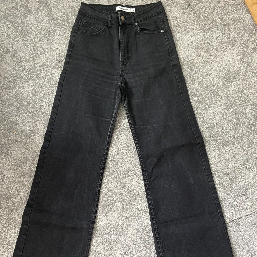 Svarta/Gråa jeans från Carin Wester strlk 36. De är lite blekta från tvätt men annars knappt använda. Pris kan diskuteras . Jeans & Byxor.