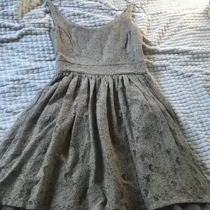 jättefin klänning från tiffi helt oanvänd i väldigt bra kvalitet. Kan skicka fler bilder vid intresse. 