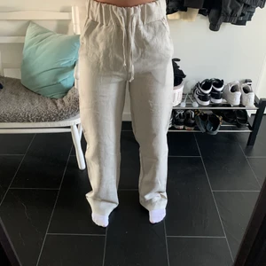 Linnebyxor  - Hej tänkte säljer dessa linnebyxor får A-DSGN i storlek XXS (helt slutsålda)💗💗 Byxorna är helt oanvända och jag har än endast provat dom på. (Lägger ut byxorna igen för förra köparen vad inte seriös) Många intresserade = budgivning💗💗