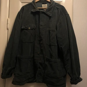 GRÖN MANCHESTERJACKA BORTSKÄNKES MOT AVHÄMTNING/FRAKT - Mörkgrön manchesterskjorta från Lager 157. Mycket solblekt runt krage samt ärmar. Min tanke är att den kanske kan komma till en kreativ själ som vill klorinbleka den eller likande. Denna bortskänkes mot frakt/upphämtning. 