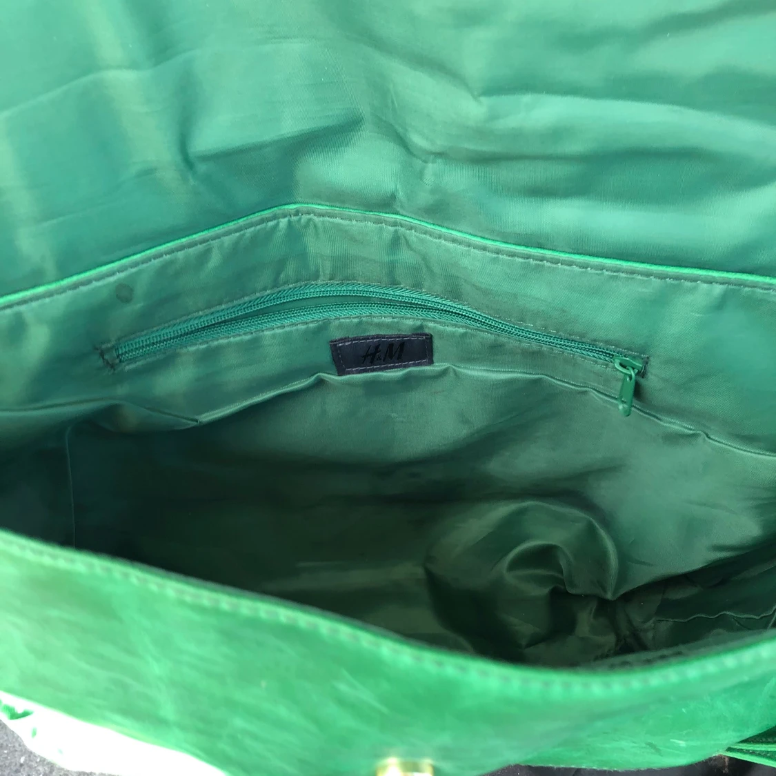 Grön väska med spännen. Bra skolväska- får plats med dator!! - 91