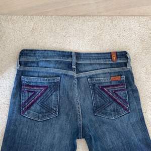 Sjukt fina vintage jeans i nyskick, helt utan slitningar. Säljer då dom tyvärr inte kommer till använding. Dom är i strl 26 men skulle säga att dom är mer en strl 25.