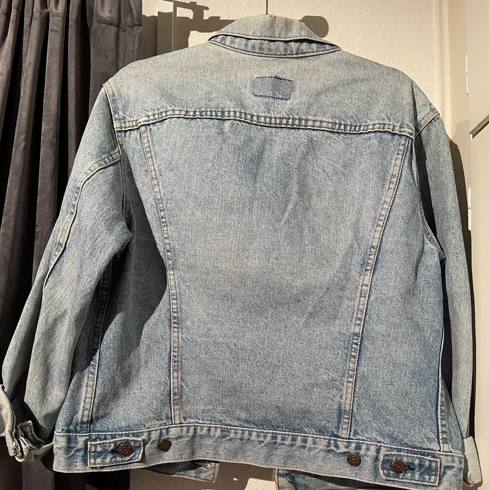 Vintage Levi’s jeansjacka passar en S/M . Jackor.