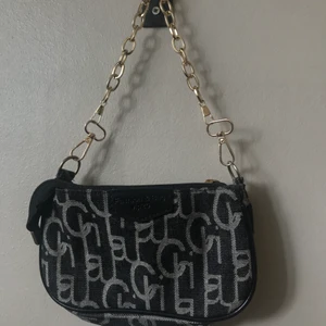 Shein väska - Väskan är köpt på Shein och har använts ca 2 gånger. Frakt är inräknat i priset.