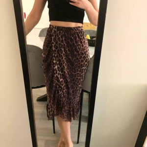 Leopardkjol - Jättefin somrig kjol som tyvärr inte kommer till användning (knappt använd)💖 Storlek XS men den är väldigt stretchig så den passar XS-M