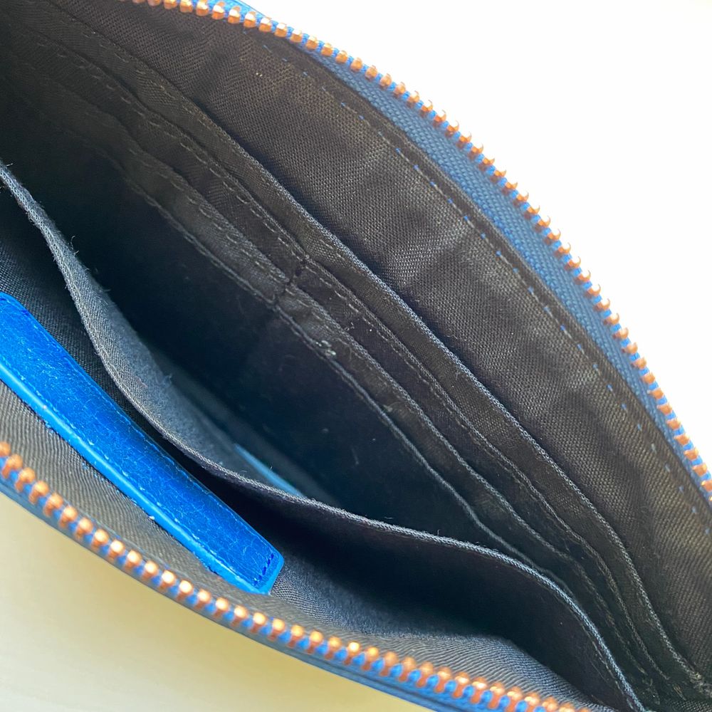 Liten Balenciaga (ej äkta) inspirerad kuvertväska/plånbok. Aldrig använts och i äkta läder. En tråd som är lite lös framtill (se bild 2) därav lågt pris. Mått: 20x12 cm. Väskor.