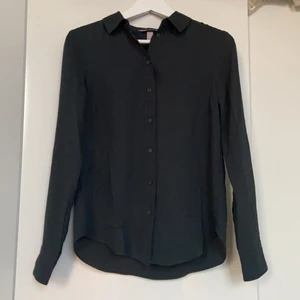 Superfin blus - Sparsamt använd blus i snygg mörkgrön färg.