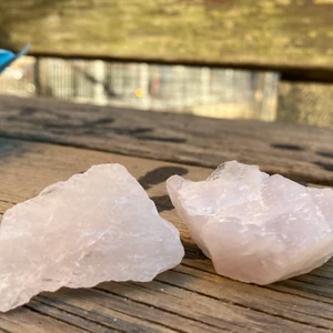 Rosenkvartz - Rå Rosenkvartz från kristallrummet, jättefina jättebra. De är kärlekskristaller som hjälper dig attrahera rätt saker, väcka din inre skönhet, hjälper till ökad livslust och bli lugn! Funkar jättebra att ha med i väskan/fickan när då går på stan för att attrahera människor och upplevelser.       2 kr/g + liten frakt ❤️❤️❤️