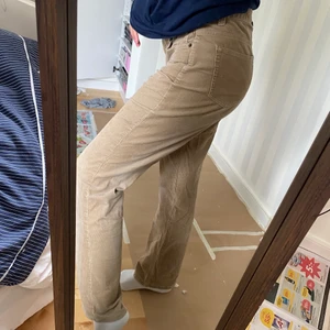 Byxor - Bruna/Beige Manchester byxor i storlek 40 men passar nog även storlek 38 eftersom dom är lågmidjade. Jag på bilden är 1,75 cm lång🤎🤎 frakt tillkommer på 70kr