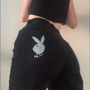 Säljer mina costom made Playboy jeans som jag målat på själv🤍 jeansen är ursprungligen från NA-KD i storlek 32 motsvarande xxs🤍 jeansen är raka med en slits vid varje innerfot längst ner🤍 det finns 5 knappar och dem sitter åt om midjan fint🤍 kan mötas upp i Jönköping annars betalar du frakten 