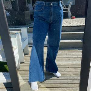Jeans från Zara, snygga att ha oversized!! Storlek 44. 100kr eller buda i kommentarerna, pris kan diskuteras vid snabb affär💖 aldrig använda men avklippta och är bra längd på mig som är 170