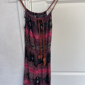 Sommarklänning  - Lila/rosa klänning från Thailand  Storlek xs  Fint skick och jätte skön att ha på sommaren