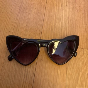 Solglasögon hjärtan - Ett par solglasögon jag köpte på glitter för ett tag sedan. Frakten står jag för och därför blir priset lite högre. 