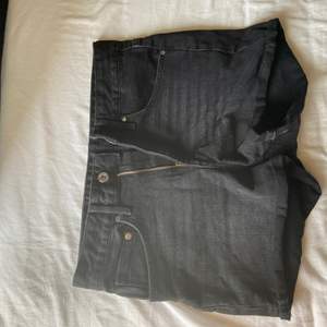 Ett snyggt par av mörka jeansshorts från H&M. Inte använda så de är som helt nya!