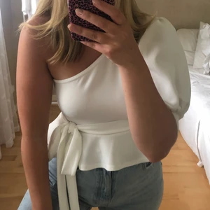 One shoulder top - Säljer en trendig topp från Boohoo som aldrig kommit till användning (prislapp kvar). Frakt 66kr. Storlek 38🤎🤍