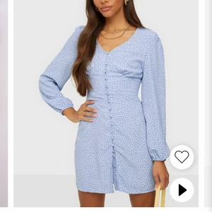 Klänning nelly  - Beställde två atrolekar så skickar tillbax denna i storlek 36, 34 och 36 var näst intill lika stora. Slutsåld på hemsida i alla storlekar, och de får in denna i juli igen. Nypris 399+frakt. Mitt pris 300+ frakt. 